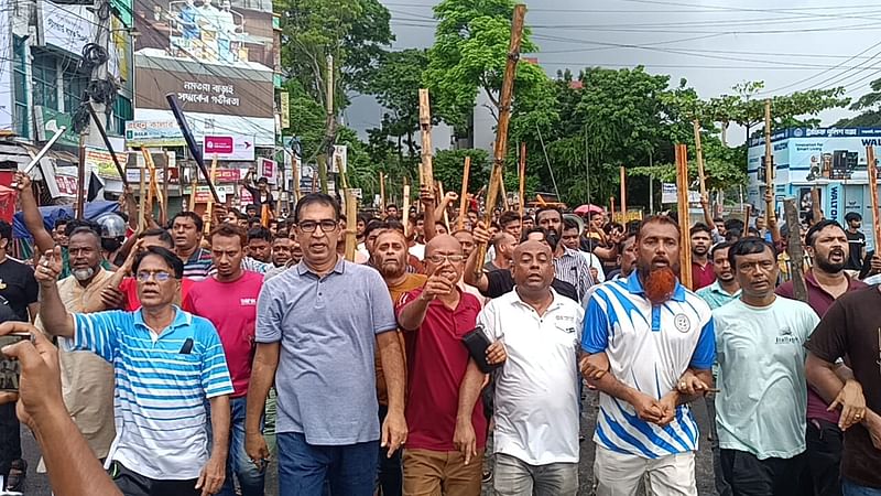 শেখ হাসিনাকে ‘দেশ ত্যাগে বাধ্য করায়’ বিক্ষোভ মিছিল করেন আওয়ামী লীগ ও সহযোগী সংগঠনের নেতা-কর্মীরা। গতকাল বেলা সাড়ে ৩টায় গোপালগঞ্জ লঞ্চঘাট এলাকায়