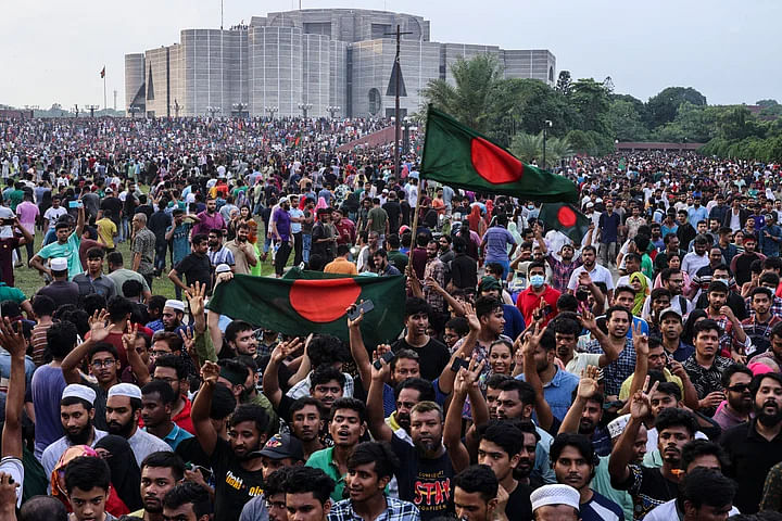 ছাত্র-জনতার বিক্ষোভের মুখে শেখ হাসিনা প্রধানমন্ত্রীর পদ থেকে ইস্তফা দিয়ে দেশত্যাগের পর জাতীয় সংসদ ভবনে ঢুকে পড়েন বহু মানুষ। সংসদ ভবনের আশপাশে ছাত্র-জনতার ঢল নামে। গতকাল সোমবার বিকেলে