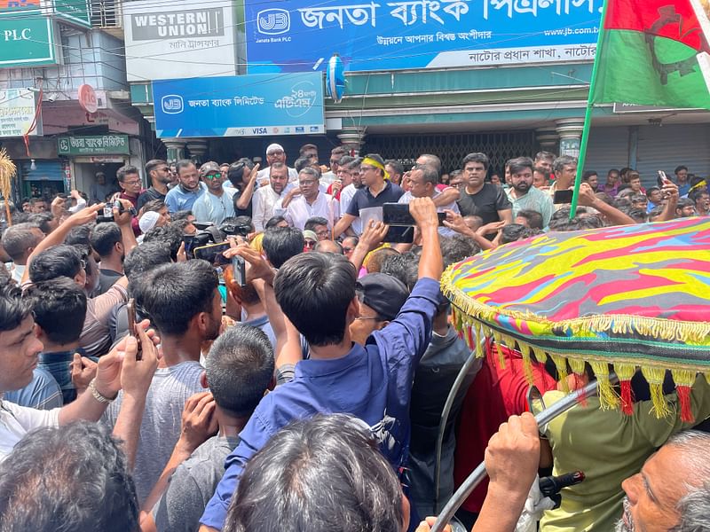 ১৭ বছর পর নাটোর জেলা বিএনপির নেতা-কর্মীরা কানাইখালী চত্বরে শান্তি সমাবেশ করেছেন