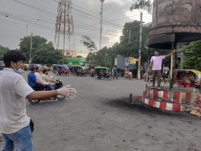 পুলিশ কোনো দায়িত্ব পালন না করায় বৈষম্যবিরোধী ছাত্র আন্দোলনের ছাত্রছাত্রীদের শহরে বিভিন্ন পয়েন্টে ট্রাফিক নিয়ন্ত্রণ করতে দেখা গেছে