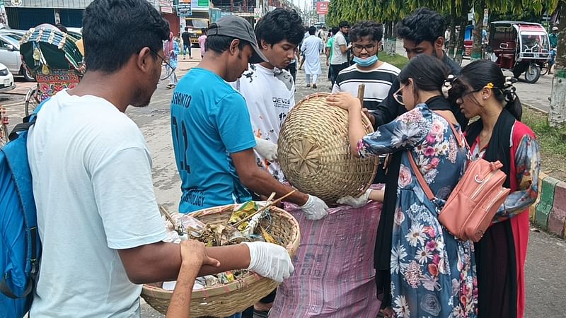 রাজবাড়ীতে শিক্ষার্থীদের উদ্যোগে শহর পরিষ্কার-পরিচ্ছন্নতা অভিযান চালানো হয়। আজ বুধবার সকালে শহরের পান্না চত্বর এলাকায়