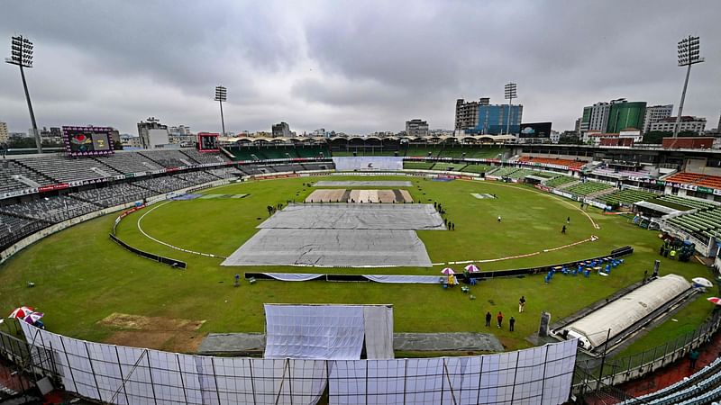 মিরপুর শেরেবাংলা স্টেডিয়ামে যিনি যেভাবে পারছেন, ঢুকে পড়ছেন