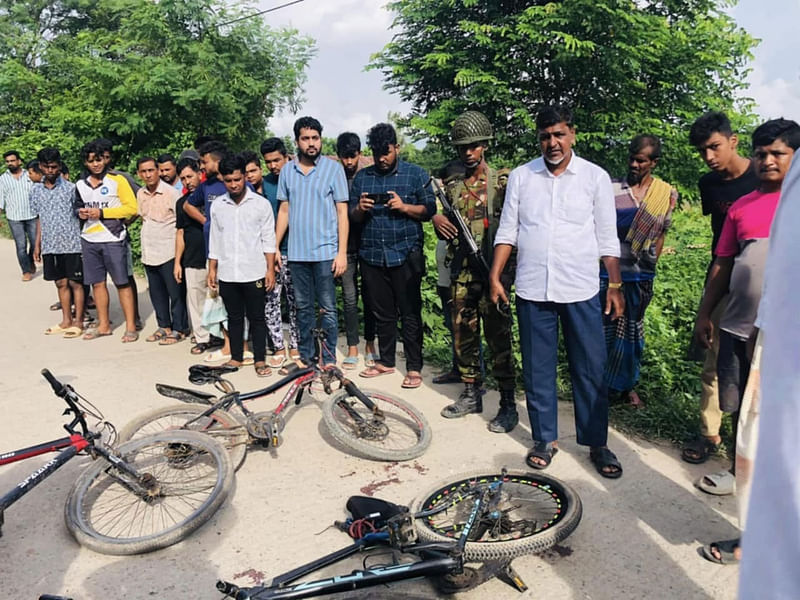 দুর্ঘটনার পর সড়কে পড়ে আছে সাইকেল। আজ বুধবার বেলা দেড়টায়