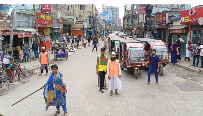 ময়মনসিংহ শহরের সড়কে ট্রাফিক নিয়ন্ত্রণ করছেন শিক্ষার্থীরা। আজ বুধবার বেলা ১১টার দিকে নগরের গাঙ্গীনারপাড় মোড় এলাকায়