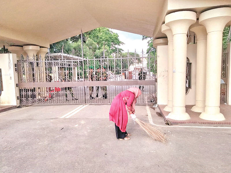 প্রধানমন্ত্রীর কার্যালয়ের সামনে ঝাড়ু দিচ্ছেন এক বিশ্ববিদ্যালয় শিক্ষার্থী