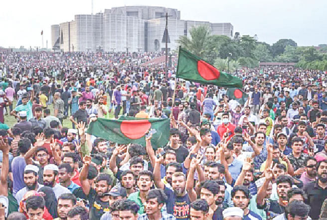 ছাত্র-জনতার বিক্ষোভের মুখে শেখ হাসিনা প্রধানমন্ত্রীর পদ থেকে ইস্তফা দিয়ে দেশত্যাগের পর জাতীয় সংসদ ভবনে ঢুকে পড়েন বহু মানুষ। সংসদ ভবনের আশপাশে ছাত্র-জনতার ঢল নামে