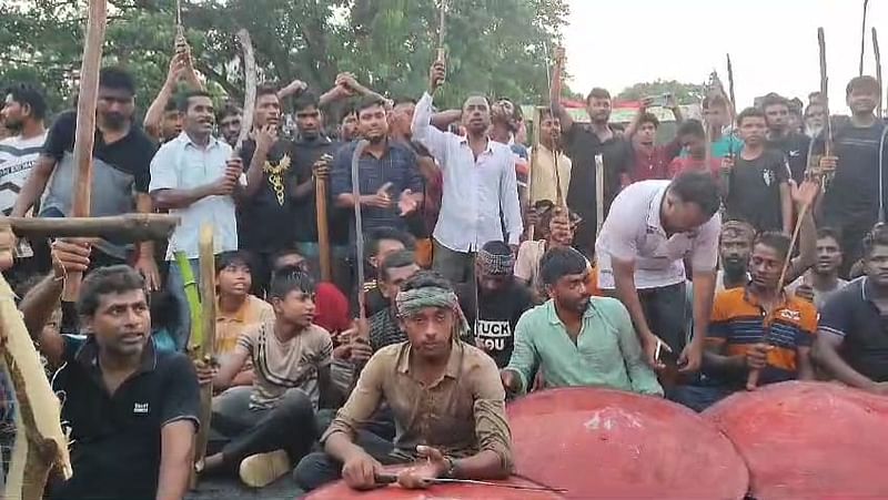 শেখ হাসিনাকে বাংলাদেশে ফিরিয়ে আনার দাবিতে ঢাকা-খুলনা মহাসড়ক অবরোধ করে বিক্ষোভ করেছেন আওয়ামী লীগ ও সহযোগী সংগঠনের নেতা-কর্মীরা। আজ বৃহস্পতিবার বিকেলে গোপালগঞ্জের কাশিয়ানীতে