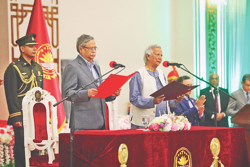 অন্তর্বর্তীকালীন সরকারের প্রধান উপদেষ্টা হিসেবে ড. মুহাম্মদ ইউনূসকে শপথ পড়ান রাষ্ট্রপতি মো. সাহাবুদ্দিন। বৃহস্পতিবার রাতে বঙ্গভবনে