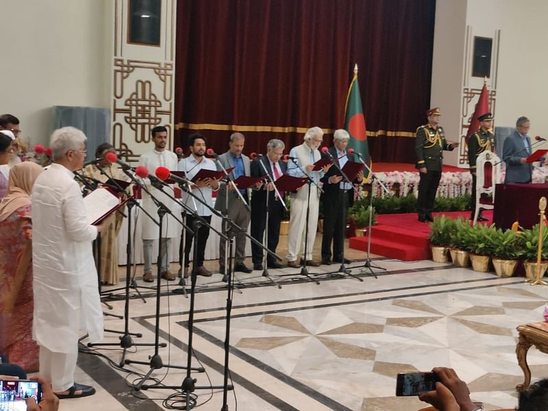 রাষ্ট্রপতি মো. সাহাবুদ্দিন আজ বৃহস্পতিবার রাত ৯টায় বঙ্গভবনের দরবার হলে অন্তর্বর্তীকালীন সরকারের উপদেষ্টাদের শপথ পড়ান। এই উপদেষ্টাদের মধ্যে আছেন বৈষম্যবিরোধী ছাত্র আন্দোলনের দুই সমন্বয়ক নাহিদ ইসলাম ও আসিফ মাহমুদ সজীব ভূঁইয়া