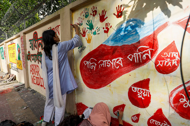 আন্দোলনের নানা স্মৃতি এখন ফুটে উঠছে বন্দরনগর চট্টগ্রামের দেয়ালে দেয়ালে। এই কাজ করেন শিক্ষার্থীরা। গতকাল বিকেল সাড়ে চারটায় চট্টগ্রাম নগরের শিল্পকলা এলাকায়