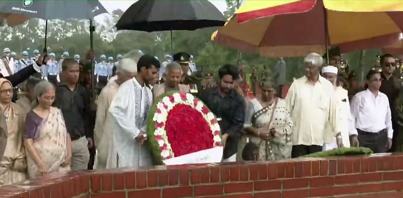 সাভারে জাতীয় স্মৃতিসৌধে শ্রদ্ধা জানালেন অন্তর্বর্তীকালীন সরকারের প্রধান উপদেষ্টা ড. মুহাম্মদ ইউনূস। সঙ্গে ছিলেন ১৩ উপদেষ্টা।