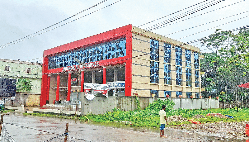 হামলা-ভাঙচুরের ক্ষত একটি বিপণিবিতানে। নোয়াখালীর সেনবাগের ছমিরমুন্সিরহাট বাজারে। গতকাল সকালে