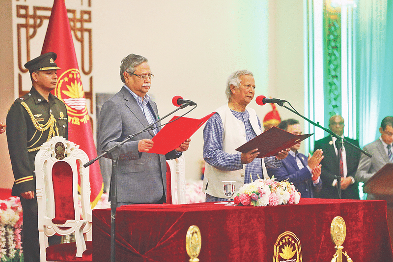 অন্তর্বর্তীকালীন সরকারের প্রধান উপদেষ্টা হিসেবে শপথ নেন ড. মুহাম্মদ ইউনূস। বৃহস্পতিবার, বঙ্গভবন