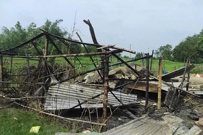 উত্তরাঞ্চলের বেশ কয়েকটি জেলায় ক্ষুদ্র জাতিসত্তার মানুষের বাড়িতে হামলা হয়েছে। গত বুধবার গোমস্তাপুর উপজেলার ক্ষুদ্র জাতিসত্তার ইকরা গ্রামে পুড়িয়ে দেওয়া একটি বাড়ি