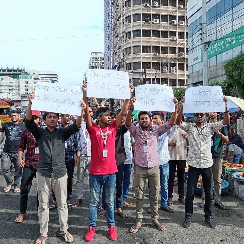 চাঁদাবাজি ও সিন্ডিকেট বন্ধে প্রচার–প্রচারণা চালাচ্ছে ছাত্ররা।