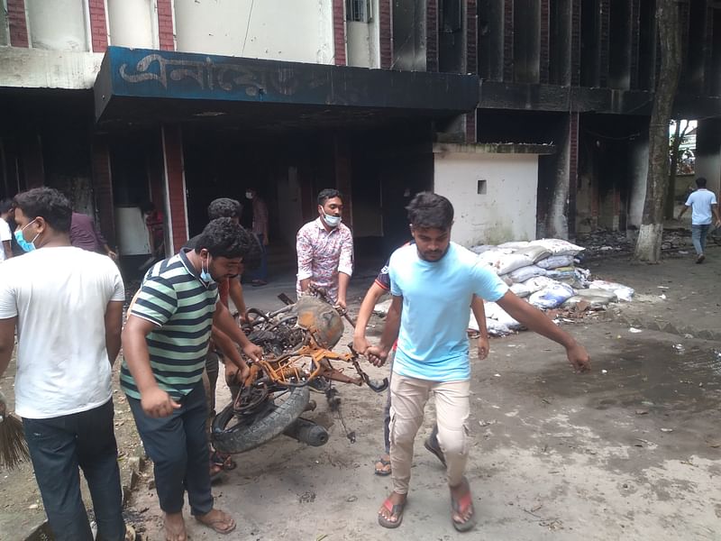 পুড়ে যাওয়া এনায়েতপুর থানা পরিষ্কারের কাজ করছে  এলাকাবাসী