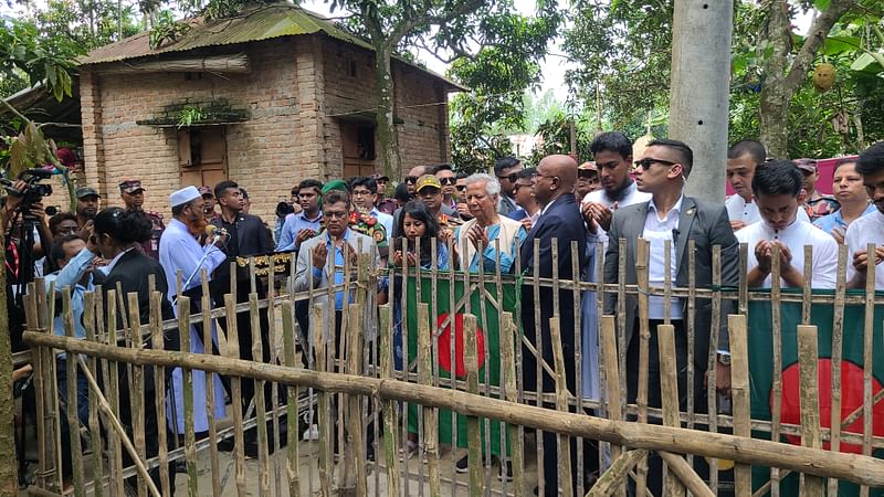 আবু সাঈদের কবর জিয়ারত করেন  প্রধান উপদেষ্টা মুহাম্মদ ইউনুস। আজ দুপুরে রংপুরের পীরগঞ্জ উপজেলার জাফরপাড়ায়