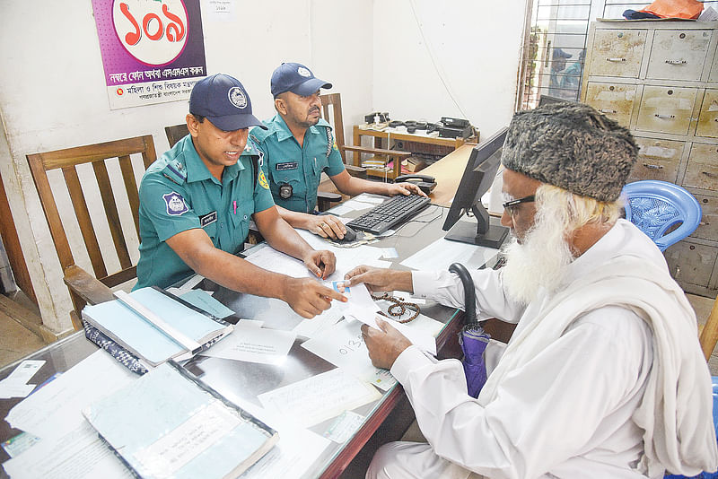 হাতিরঝিল থানার কার্যক্রম শুরু হয়েছে। এক ব্যক্তির জিডি জমা নিচ্ছেন পুলিশ কর্মকর্তারা।  গতকাল রাজধানীর হাতিরঝিল থানায়