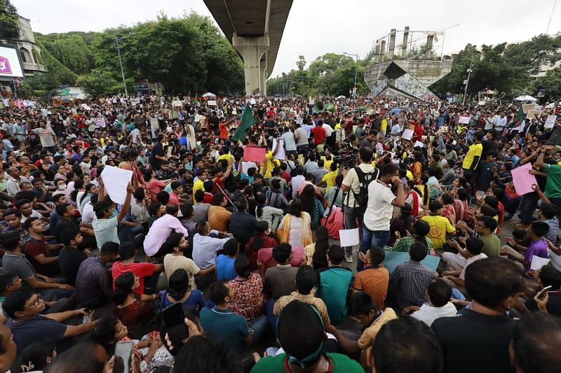 প্রতিবাদী প্ল্যাকার্ড হাতে সমবেত হাজারো মানুষকে নানা স্লোগান দিতে যায়। আজ শনিবার বিকেলে রাজধানীর শাহবাগে