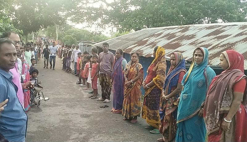 হিন্দু সম্প্রদায়ের ওপর হামলা ও বাড়িঘর ভাঙচুরের প্রতিবাদে খুলনার দাকোপে বিক্ষোভ সমাবেশ। শনিবার বিকেলে