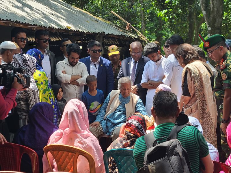 রংপুরের পীরগঞ্জের জাফরপাড়ার আবু সাঈদের পরিবারের সদস্য ও এলাকাবাসীর সঙ্গে কথা বলেন অন্তর্বর্তীকালীন সরকারের প্রধান উপদেষ্টা ড. মুহাম্মদ ইউনূস