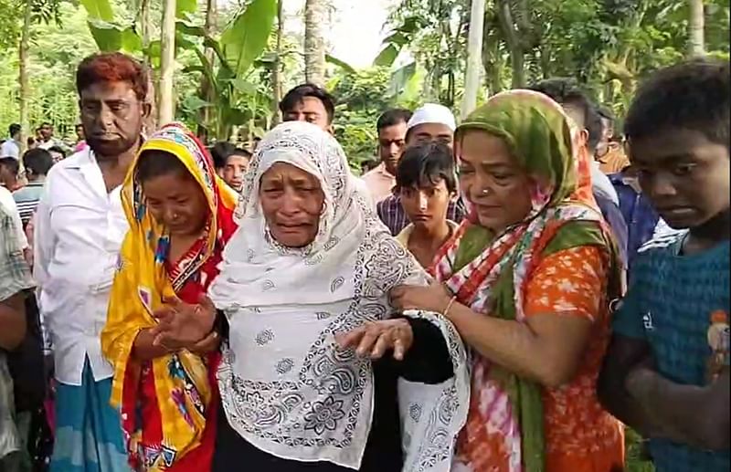 নিহত কাঞ্চন মিয়ার স্বজনদের আহাজারি। শনিবার বিকেলে রায়পুরা পৌরসভার পূর্বপাড়া এলাকায়