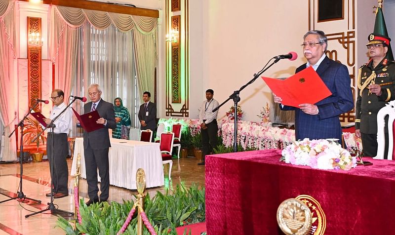 অন্তর্বর্তী সরকারের দুই উপদেষ্টা বিধান রঞ্জন রায় ও সুপ্রদীপ চাকমাকে শপথ পড়ান রাষ্ট্রপতি মো. সাহাবুদ্দিন। বঙ্গভবন, ঢাকা, আগস্ট