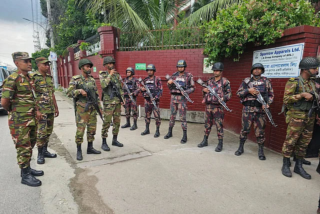 গাজীপুর মহানগরীর লক্ষ্মীপুর এলাকায় স্প্যারো অ্যাপারেল লিমিটেড কারখানা পরিদর্শনে সেনাবাহিনী ট্রাস্কফোর্স। শনিবার সকালে