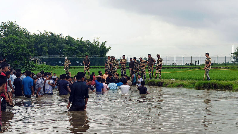 ফেসবুকে গুজব ছড়িয়ে সীমান্তে জড়ো করা হয় হিন্দুদের। গত শুক্রবার লালমনিরহাটের হাতীবান্ধা উপজেলার উত্তর গোতামারী গ্রামের গোয়াশ্মশানঘাট এলাকার শূন্যরেখায়