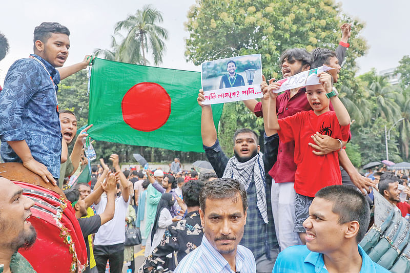 নির্দলীয় ছাত্র আন্দোলন জনপ্রিয় বিদ্রোহে পরিণত হয়, একজন স্বৈরশাসককে উৎখাত করে