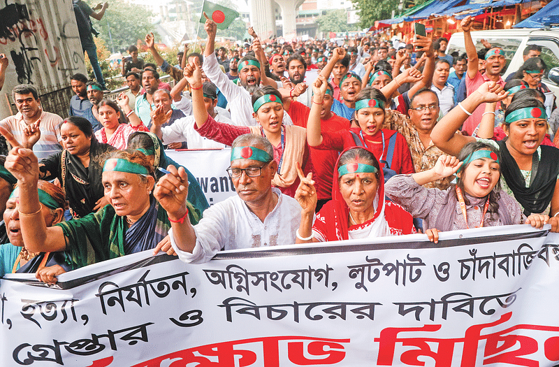 সাম্প্রদায়িক সহিংসতা রোধ, ক্ষতিগ্রস্তদের ক্ষতিপূরণ ও বিচারের দাবিতে বিক্ষোভ মিছিল। গতকাল রাজধানীর শাহবাগ জাতীয় জাদুঘরের সামনে