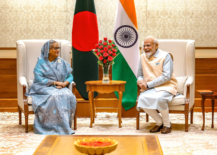 বাংলাদেশে ক্ষমতার আকস্মিক এই পরিবর্তন ভারতের জন্য একটি দ্বিধা বা সংশয় হিসেবে হাজির হয়েছে।