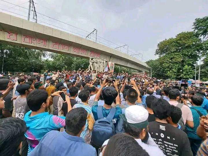 ঢাকা বিশ্ববিদ্যালয়ের রাজু ভাস্কর্যের পাদদেশে কোটা সংস্কার আন্দোলনের প্ল্যাটফর্ম বৈষম্যবিরোধী ছাত্র আন্দোলন বিক্ষোভ সমাবেশ করে