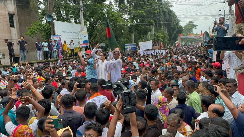 সাম্প্রদায়িক সহিংসতা রোধ, হামলায় ক্ষতিগ্রস্তদের ক্ষতিপূরণ ও দোষীদের বিচারের দাবিতে বিক্ষোভ সমাবেশ করা হয়েছে। আজ সোমবার দুপুরে গোপালগঞ্জ প্রেসক্লাবের সামনে