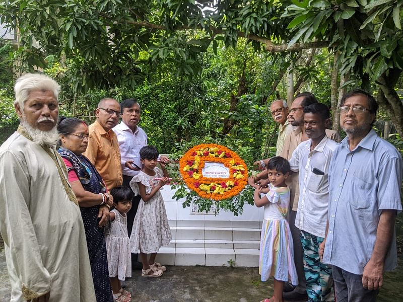 খ্যাতিসম্পন্ন চলচ্চিত্র নির্মাতা তারেক মাসুদের মৃত্যুবার্ষিকীতে সমাধিতে পুষ্পার্ঘ্য অর্পণ করা হয়েছে। আজ মঙ্গলবার সকালে ফরিদপুরের ভাঙ্গায়