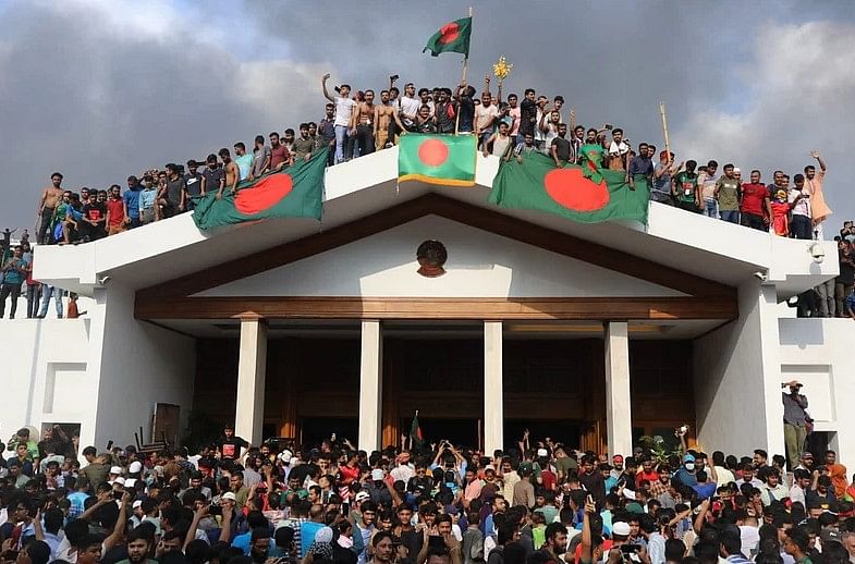 শেখ হাসিনার দেশত্যাগের খবর ছড়িয়ে যাওয়ার পর অনেক মানুষ ঢুকে পড়ে প্রধানমন্ত্রী কার্যালয়ে