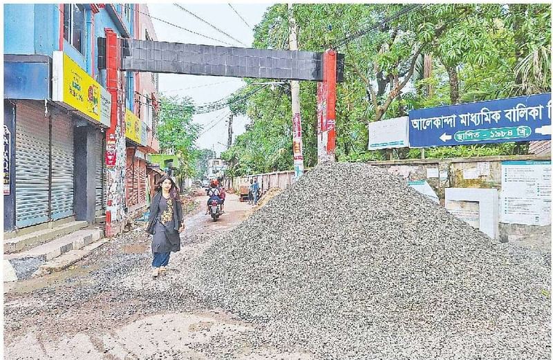 বরিশাল নগরে সড়কের সংস্কারকাজ সাত দিন ধরে বন্ধ। সড়কের একটা বড় অংশজুড়ে পড়ে আছে নির্মাণসামগ্রী। মেয়র-কাউন্সিলররা এলাকায় না থাকায় কত দিন কাজ বন্ধ থাকবে, তা নিয়ে শঙ্কায় আছেন নগরবাসী। গতকাল দুপুরে কালুশাহ সড়কে