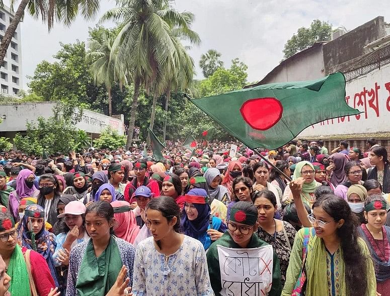 কোটা সংস্কারের দাবিতে ঢাকা বিশ্ববিদ্যালয়ের শিক্ষার্থীদের গণপদযাত্রা। ১৪ জুলাই