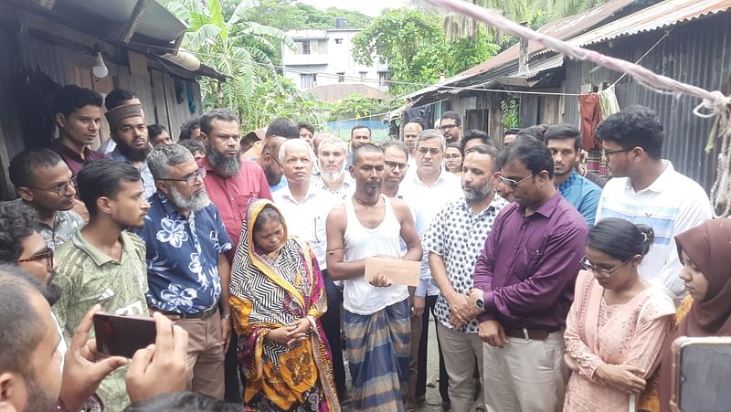 আন্দোলনে গুলিতে নিহত হৃদয়ের পরিবারের পাশে পটুয়াখালী বিজ্ঞান ও প্রযুক্তি বিশ্ববিদ্যালয়ের শিক্ষক ও শিক্ষার্থীরা। আজ বুধবার বেলা তিনটার দিকে পটুয়াখালী শহরের মুন্সেফপাড়া এলাকায়