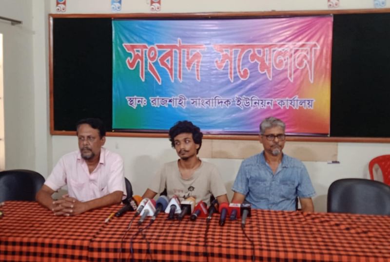 সংবাদ সম্মেলনে বক্তব্য দিচ্ছেন রাজশাহী বিশ্ববিদ্যালয়ের শিক্ষার্থী সামিউল অর্ক। আজ বুধবার রাজশাহী সাংবাদিক ইউনিয়ন কার্যালয়ে