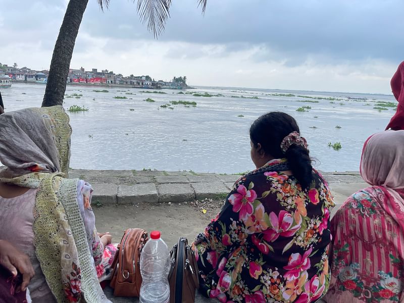 নৌকা ডুবে নিখোঁজ দুই নারীর সন্ধানে 
 চাঁদপুরে মেঘনার ঘাটে স্বজনেরা