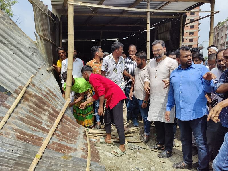 মোহাম্মদপুরের সাতমসজিদ হাউজিং এলাকার পাশে রামচন্দ্রপুর খালের জায়গা দখল করে গড়ে ওঠা দুটি ছাপরা ভেঙে দেওয়া হয়