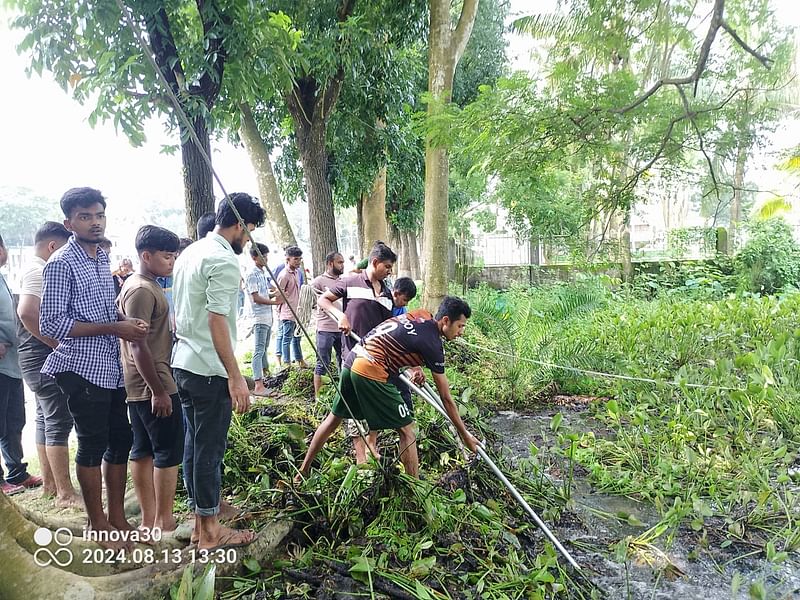 পটুয়াখালিতে পরিত্যক্ত পুকুর পরিষ্কার করছেন বৈষম্যবিরোধী আন্দোলনের শিক্ষার্থীরা। গতকাল দুপুরে মির্জাগঞ্জ উপজেলা পরিষদের সামনে