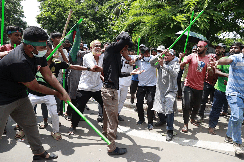 ধানমন্ডি ৩২ নম্বরে বঙ্গবন্ধু শেখ মুজিবের বাসভবনের সামনে যেতে বাধা। পেটানো হচ্ছে একজনকে