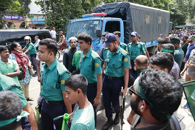 রাজধানীর ধানমন্ডি ৩২ নম্বর সড়ক–সংলগ্ন এলাকায় পুলিশের সদস্যরা