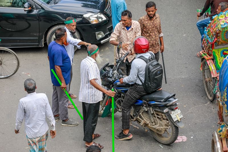 ঢাকার সড়কে আজ বৃহস্পতিবার চলাচলরত অনেককে জিজ্ঞাসাবাদের মুখে পড়তে হয়েছে। সকাল ১০টার দিকে সোবহানবাগ এলাকায় লাঠি হাতে কয়েকজন ব্যক্তি এভাবে পথচারীদের জিজ্ঞাসাবাদ করেন