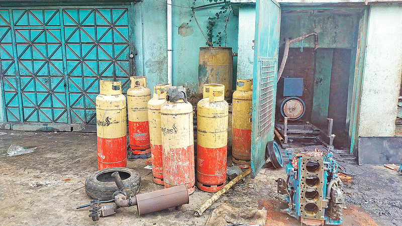 বিদ্যুৎ না থাকলে সিলিন্ডার গ্যাস ব্যবহার করে কারখানা চালু রাখছেন মালিকেরা। গতকাল মুন্সিগঞ্জ বিসিক শিল্পনগরীতে