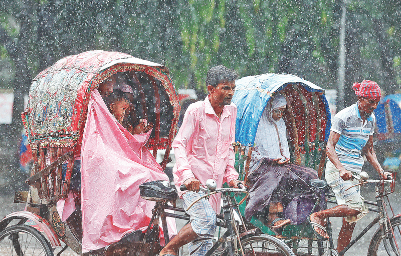 বৃষ্টিতে রাজধানীতে নেমেছে কিছুটা স্বস্তি। শুক্রবার দুপুরে ঢাকা বিশ্ববিদ্যালয়ের রাজু ভাস্কর্যের সামনে