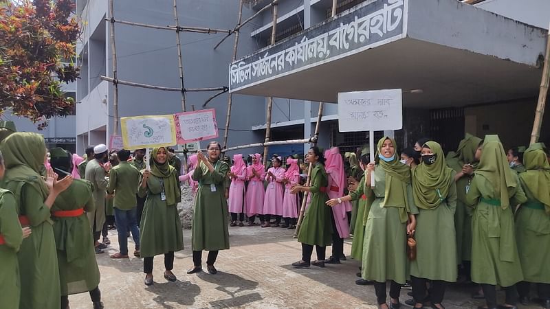 বাগেরহাট নার্সিং ইনস্টিটিউটের অধ্যক্ষের পদত্যাগের দাবিতে গতকাল বৃহস্পতিবার দিনভর শিক্ষার্থীরা আন্দোলন করেছেন