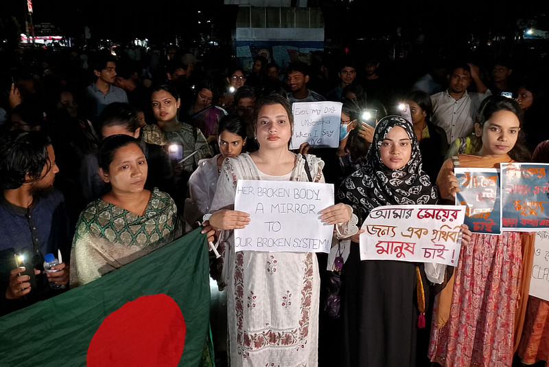 বাংলাদেশের প্রতিটি ধর্ষণ মামলার বিচার এবং কলকাতার আর জি কর হাসপাতালে ধর্ষণ ও হত্যাকাণ্ডের বিরুদ্ধে চলমান প্রতিবাদে সংহতি জানিয়ে চট্টগ্রামে নারীদের অবস্থান ও সমাবেশ। গতকাল রাত ৯টায় নগরের বিপ্লব উদ্যানে